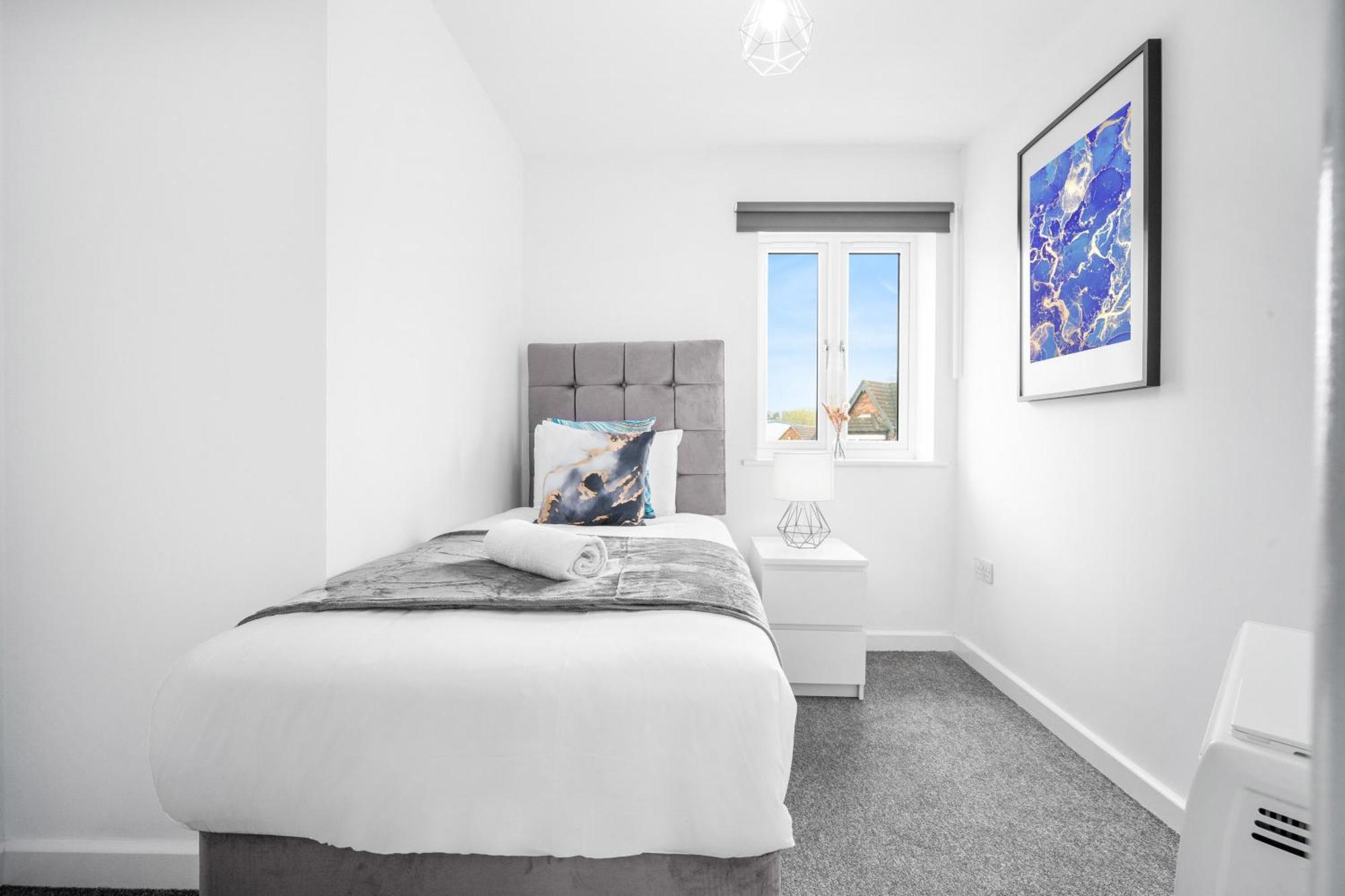 New 2 Bedroom Deluxe Apartment - Parking - Wifi & Netflix - Top Rated - 50C Cradley Heath Exterior foto